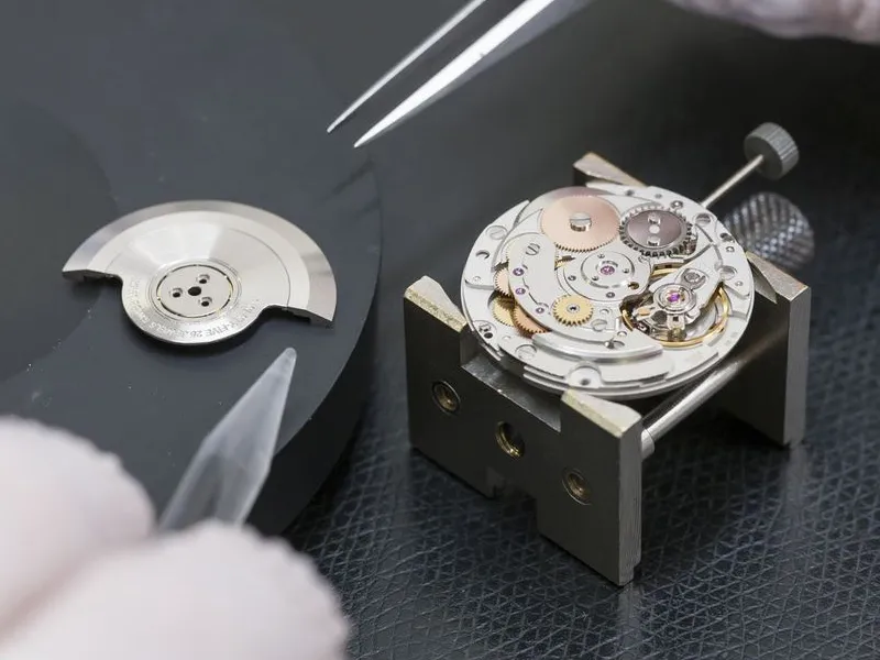 The difference between a mechanical watch movement and an automatic watch movement